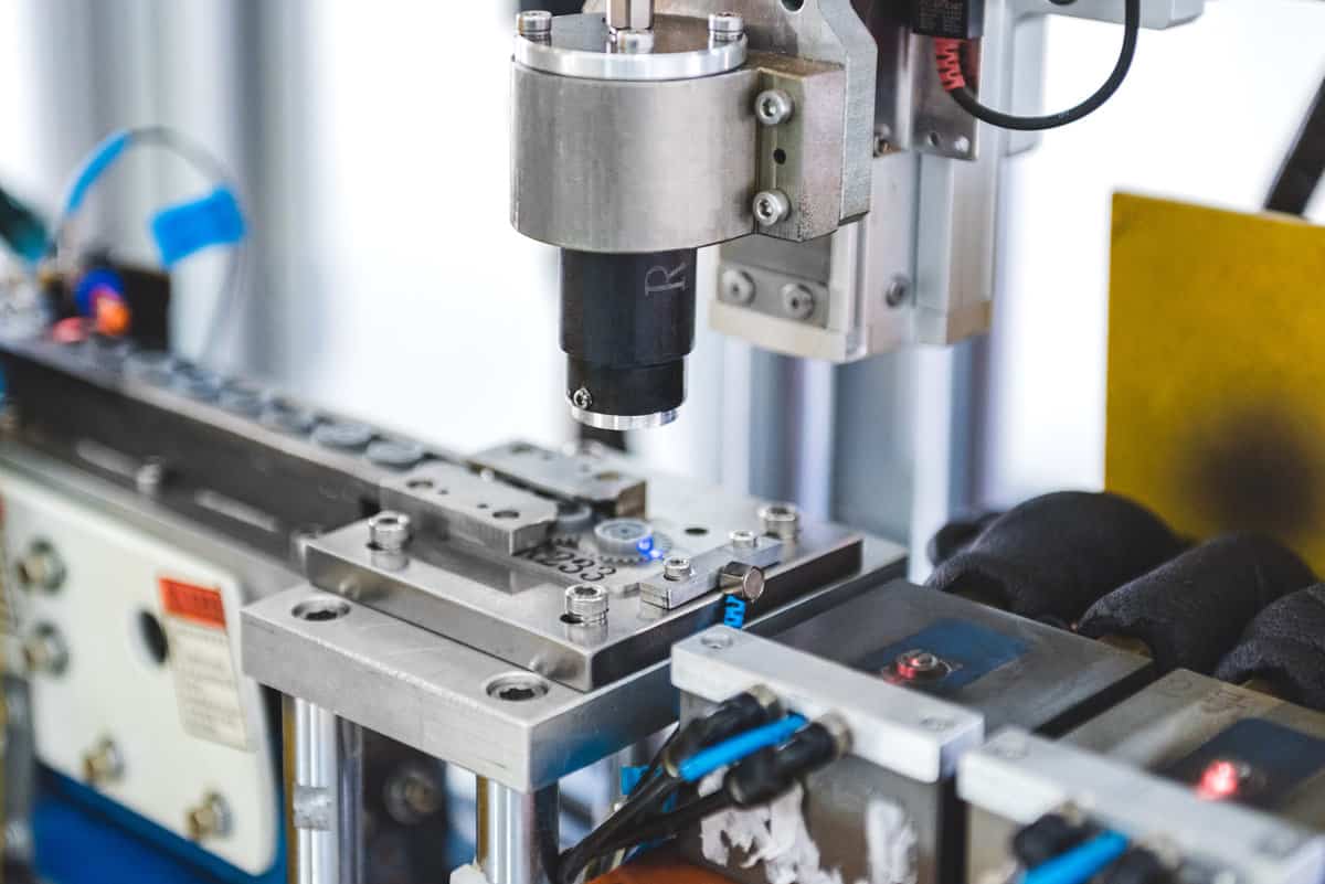 Magnets seated on an automated magnetizing and assembly cell
